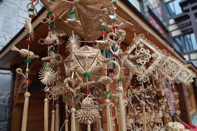 麥稈變廢為寶 農(nóng)民巧手編織工藝品，年入千元創(chuàng)增收