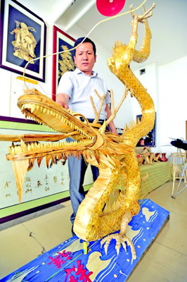 2013片“福”字鱗片拼出5米祥龍 多功能茶臺亮相黃三角早報數(shù)字報刊